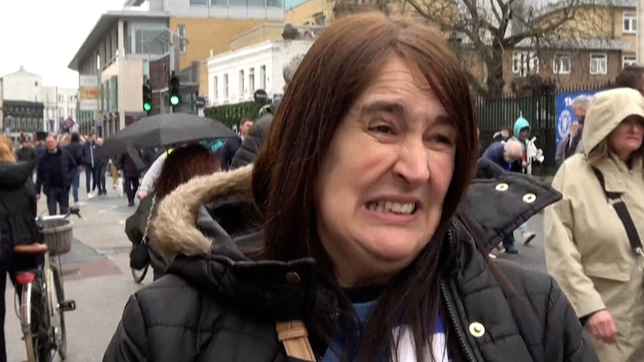 "Il n'a jamais gagné un sou" : les sanctions contre Abramovitch font réagir les supporters de Chelsea