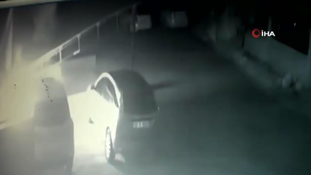 Son dakika haberleri: Adana'da park halindeki aracı ateşe veren şahıs kameralara takıldı