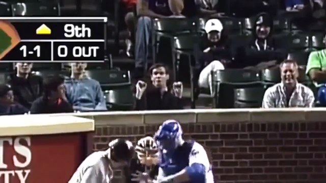 Un supporter un peu limite dans les tribunes