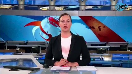 Una mujer irrumpe con un cartel contra la invasión en el telediario de la tv pública rusa