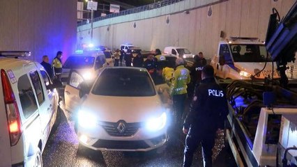 Beşiktaş'ta denetim noktasından kaçmaya çalışan otomobil polislere çarptı