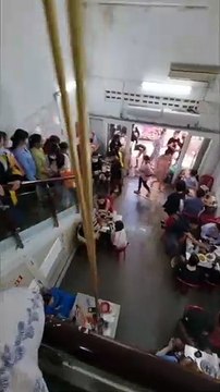 Clip: Dòng người xếp hàng dài trước quán ốc