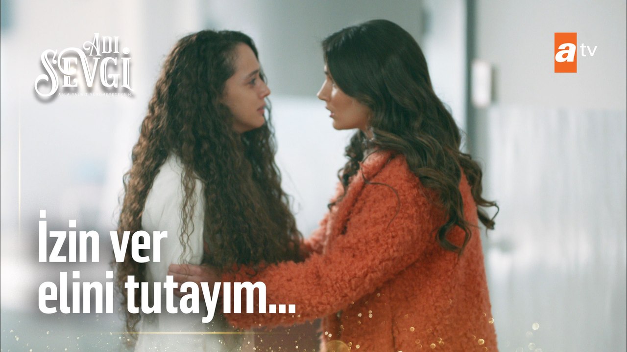 Elif Öğretmen, Zeynep'in elinden tutuyor - Adı Sevgi 1. Bölüm