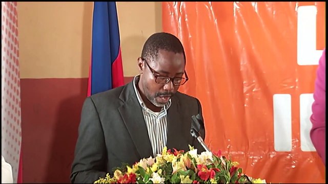 Responsab yo nan ministè edikasyon nasyonal ak konpayi telefòn NATCOM inogire yon Salle Multimédia