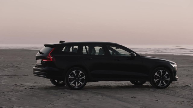 2023 Volvo V60 Cross Country B5 AWD Design in Onyx Black