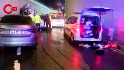 Denetimden kaçmaya çalışan otomobil polislere çarptı