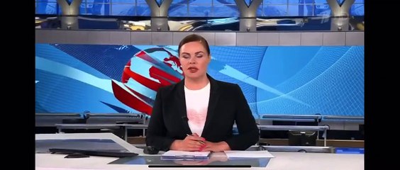 "Ne croyez pas la propagande. On vous ment" Une jeune femme interrompt le journal russe avec une pancarte anti-guerre