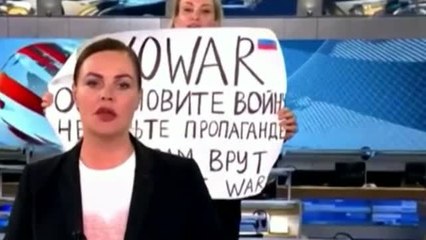Una periodista rusa irrumpe en un informativo con un cartel de 'No a la guerra'