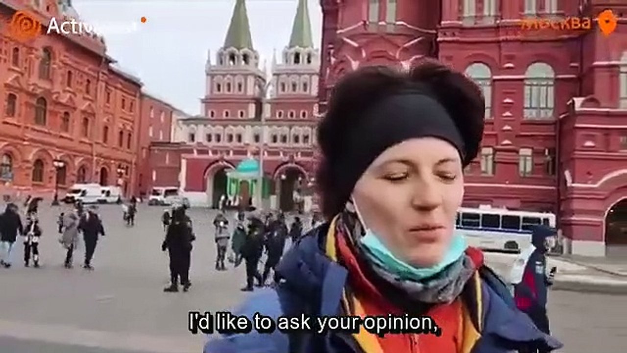 Guerre en Ukraine: Regardez les images de cette femme arrêtée à Moscou pour avoir manifesté avec un panneau sur lequel était écrit: "deux mots" - VIDEO