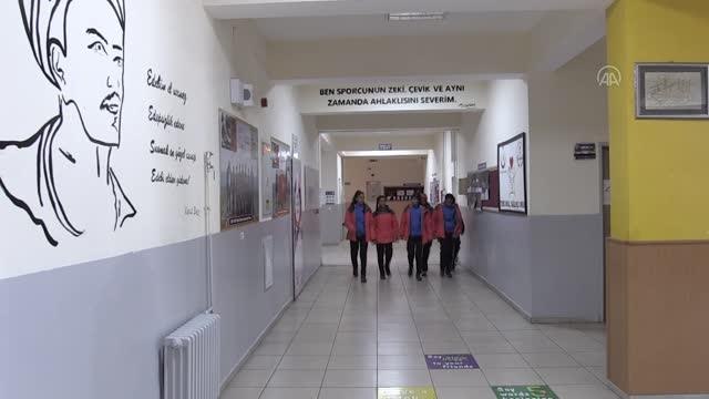 Okula devam sıkıntısı yaşarken atletizmde Türkiye şampiyonluğuna uzandılar