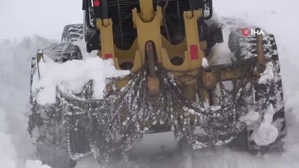 Ağrı'da "Kar Kaplanları" kapanan yollar için seferber oldu