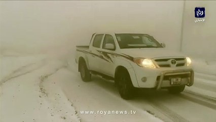 بدء تساقط الثلوج في منطقة الرشادية بمحافظة الطفيلة