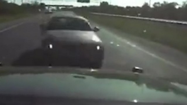 Un policier arrête une voiture en rentrant dedans de plein fouet