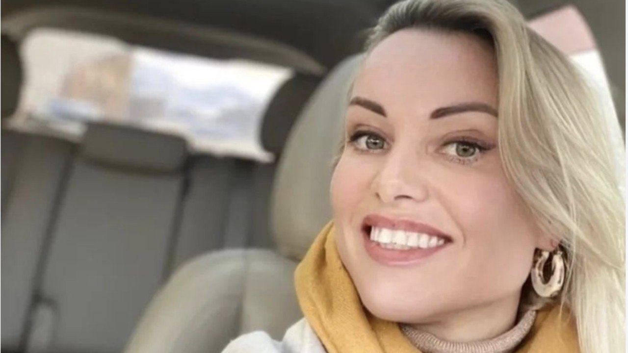 VOICI : Guerre en Ukraine : une productrice de télévision russe dénonce la guerre en direct, elle est emprisonnée