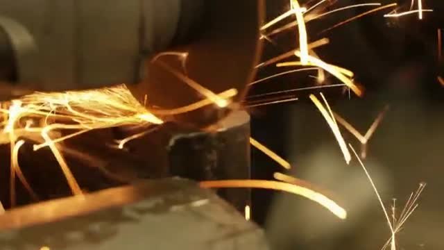 Un taller de coches en Kiev adapta las armas capturadas a los rusos para las tropas ucranianas