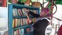 Evin bahçesine kurduğu kütüphanede mahallece kitap okuyorlar