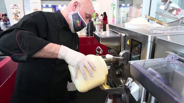 Un gelato per l'Ucraina: Un cono giallo e blu per raccogliere soldi in tutta Italia