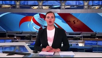 Jornalista interrompe telejornal russo com mensagem contra a guerra
