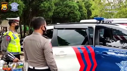 Tutup Ops Keselamatan Nala 2022, Polisi Bagikan Sembako Kepada Masyarakat