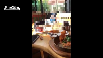 Kafede oturan çifte işletmeden 'fazla yakınlaşmayın' uyarısı