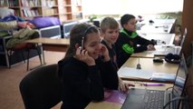 Ukraine : des enfants déplacés retrouvent l'école loin de leur maison