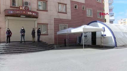 EVLAT NÖBETİNDEKİ BABA: KIZIM GEL, SENİN YERİN BİZİM YANIMIZ