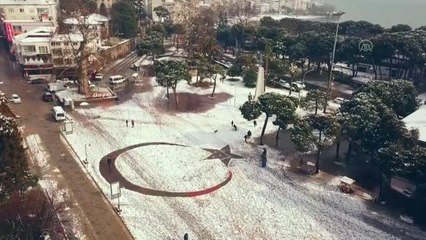 Belediye temizlik işçileri kar üstünde ay yıldız figürü oluşturdu