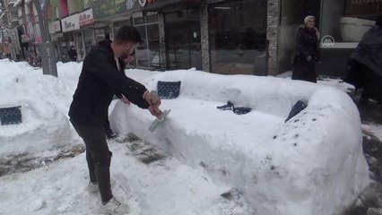 Muşlu esnaf iş yerinin önüne kardan koltuk yaptı