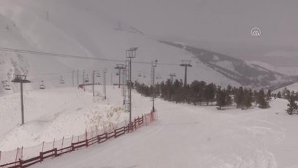 Kar kalınlığının 177 santimetre ölçüldüğü Palandöken'de kayak heyecanı sürüyor