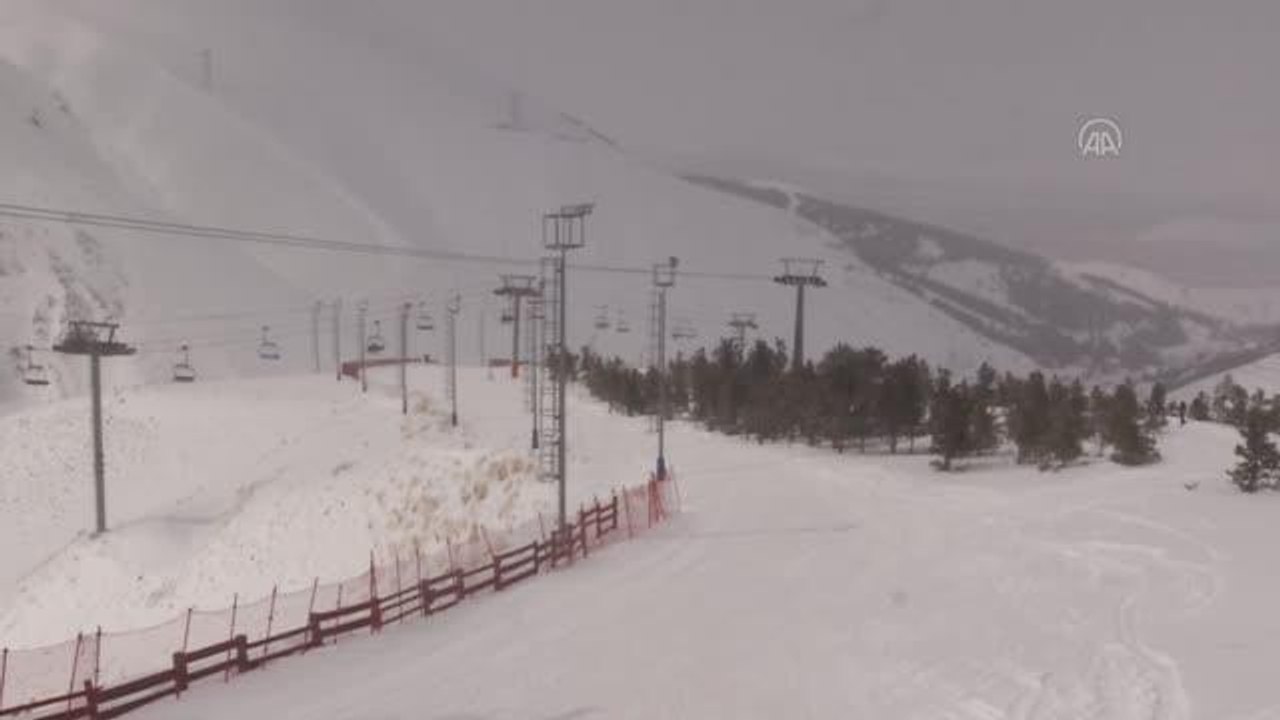 Kar kalınlığının 177 santimetre ölçüldüğü Palandöken'de kayak heyecanı sürüyor