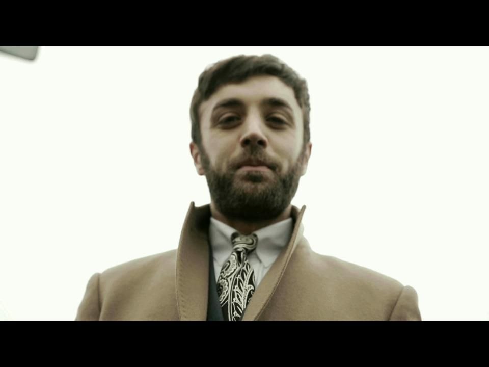 L'homme au manteau beige