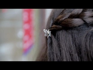 La fille en chemise à fleurs