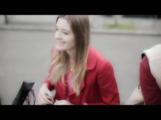 La fille à la jupe fendue