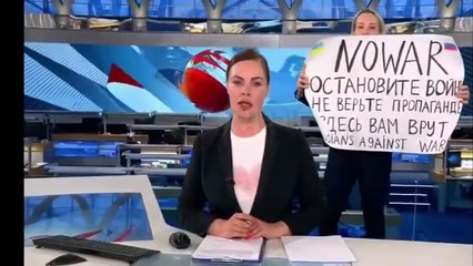 Detienen a una periodista rusa tras salir en directo con un cartel contra la guerra