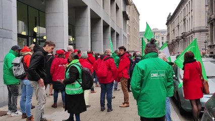 Obligation vaccinale des soignants: les syndicats se rendent devant la Chambre
