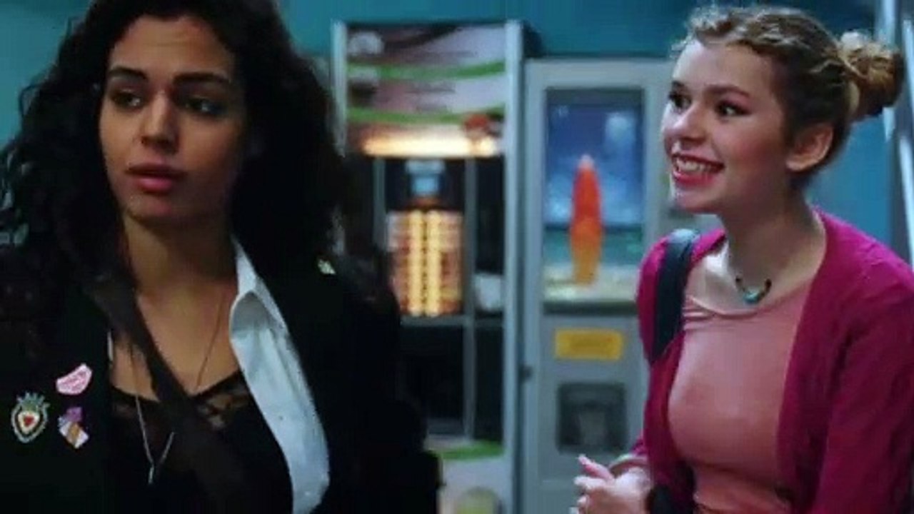 Plus Belle La Vie Episode 4501 Plus belle la vie : [Indiscrétion] - Sunalee se fait clasher par Betty -  Vidéo Dailymotion