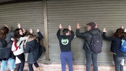 Protesta a l'edifici de la conselleria d'educació de Catalunya, a la Via Augusta de Barcelona