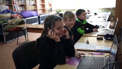 Algunos niños refugiados y desplazados de Ucrania vuelven a las aulas