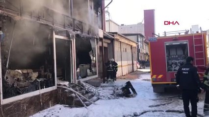 HATAY'DA ATÖLYEDE YANGIN; 2 İTFAİYE ERİ DUMANDAN ETKİLENDİ