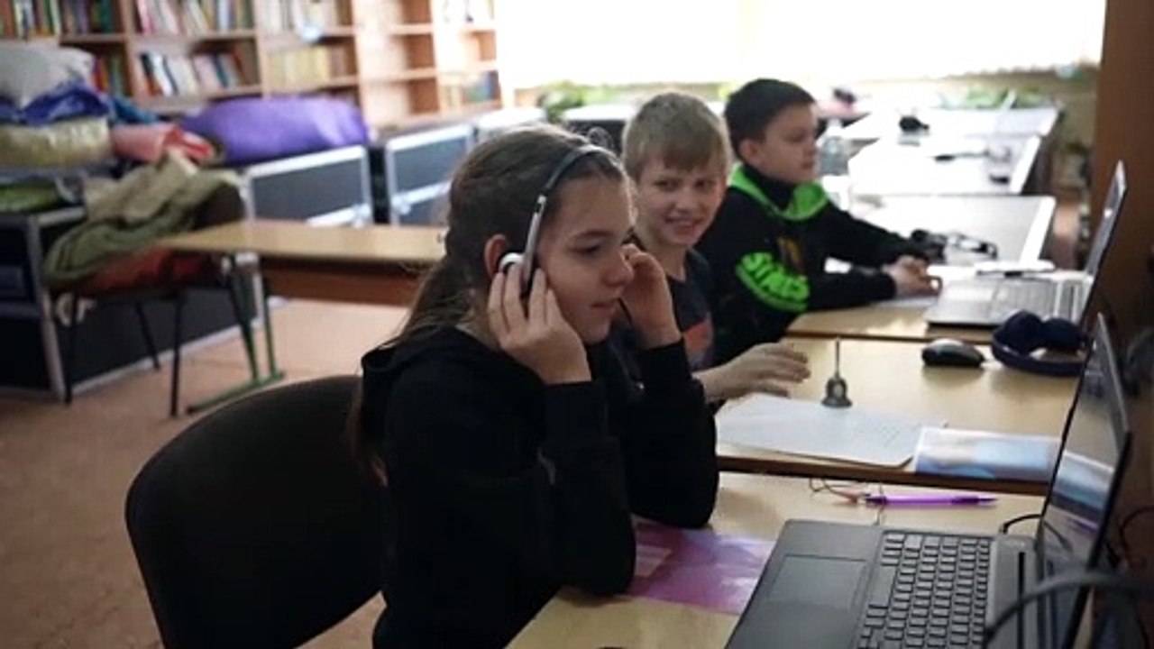Istruzione sotto attacco. A rischio la formazione di migliaia di bimbi ucraini fuggiti dal paese