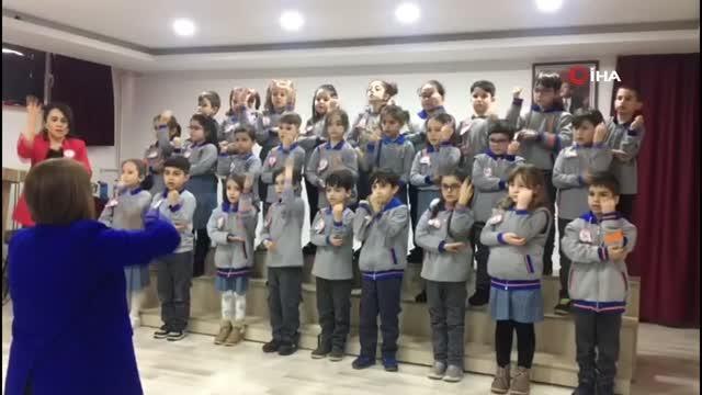 Minik öğrenciler İstiklal Marşı'nı işaret dili ile okudu