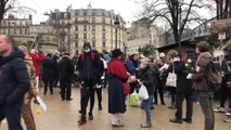 Fransa'da sokakta hayatını kaybeden evsizler için sessiz yürüyüş düzenlendi