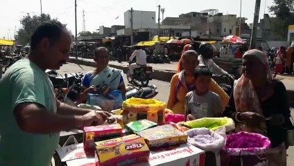 जानिए  विक्रेता कहां से मंगवा रहे है रंग-गुलाल व पिचकारी