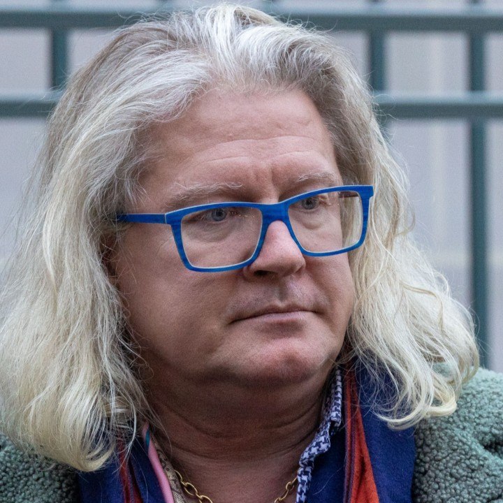 VOICI :SOCIAL  Affaire conclue : “traité comme de la m**de”, Pierre-Jean Chalençon dénonce les privilèges de Sophie Davant