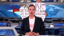 Une journaliste porte un message anti-guerre lors du journal télévisé en direct de la principale chaîne d'État russe