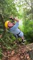 Un père et son fils tombent sur un obstacle inattendu pendant une descente en tyrolienne !