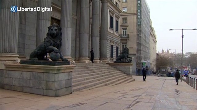 El polvo sahariano caído en Madrid cubre los leones del Congreso de los Diputados