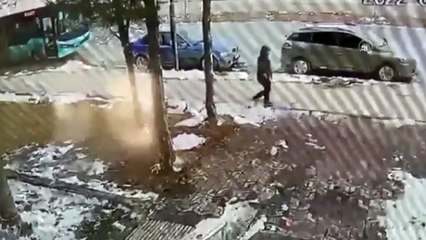 Köpekten kaçan çocuğa otomobil çarptı