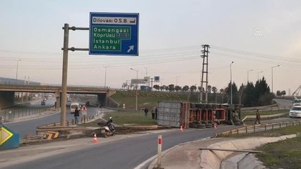 Devrilen tırda sıkışan sürücü yaralandı