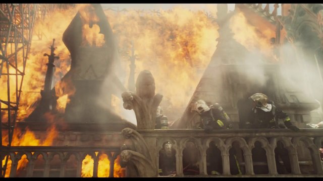 Les pompiers ont montré un dévouement hors du commun : Jean-Jacques Annaud raconte le tournage de son film évènement sur l'incendie de Notre-Dame
